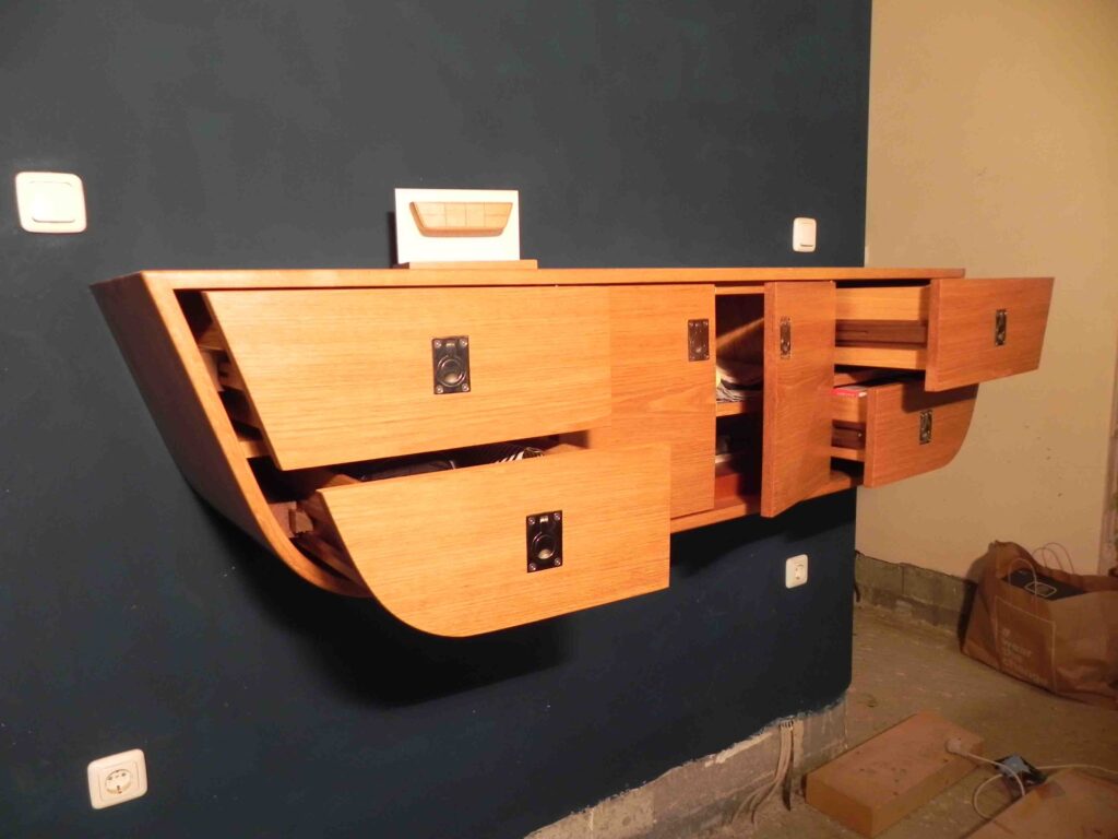 Sideboard in Eiche von Björn Kregehr – geöffnete Schubladen