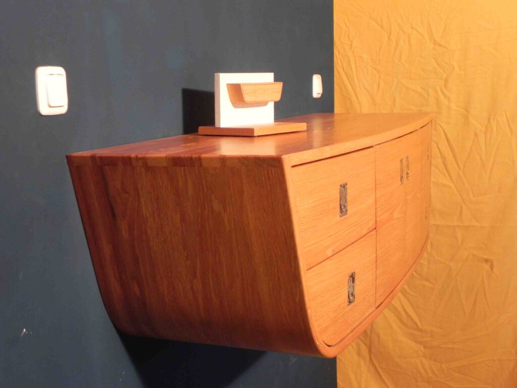 Sideboard in Eiche von Björn Kregehr –Seitenansicht