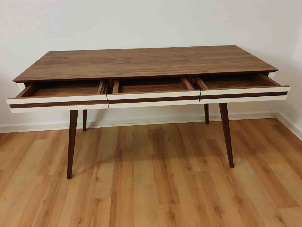 10° von Kjell Wossilus – Tisch mit offener Schublade