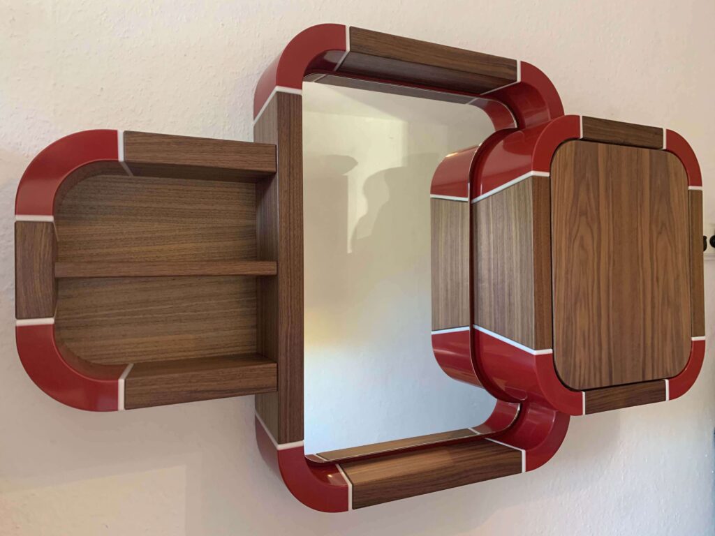 Spiegel aus Nussbaum und Corian