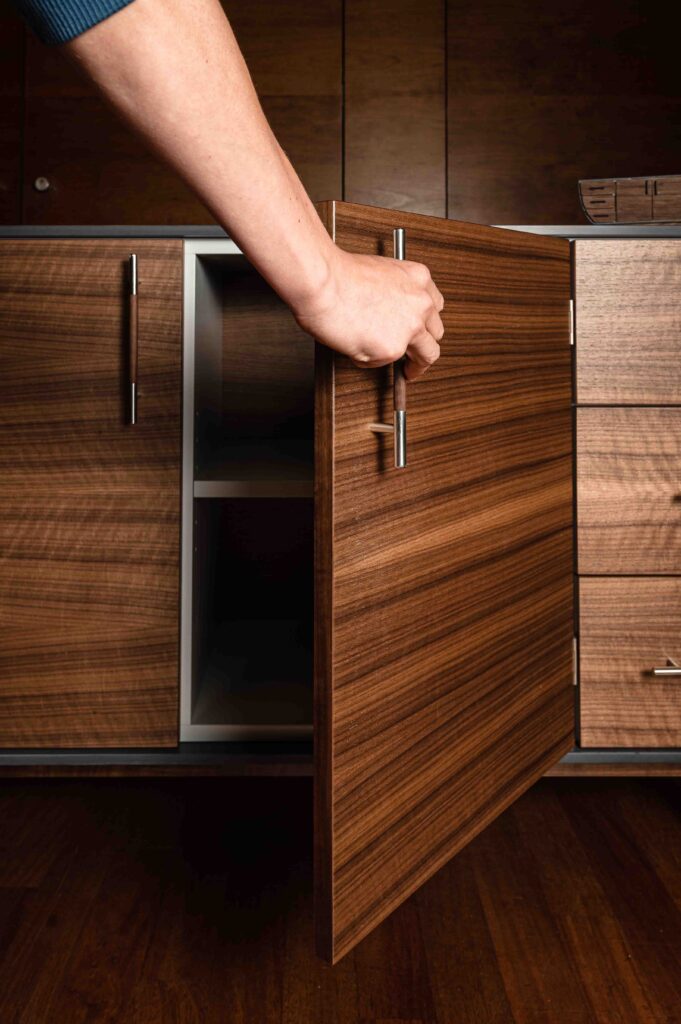 Sideboard Nora von Simon Saslona – offene Schranktür